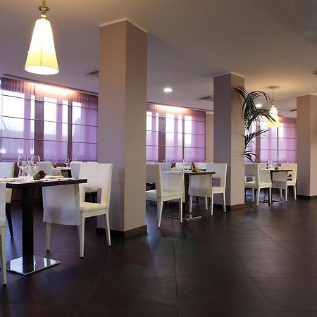 Holiday Inn Genoa City By Ihg Bagian luar foto