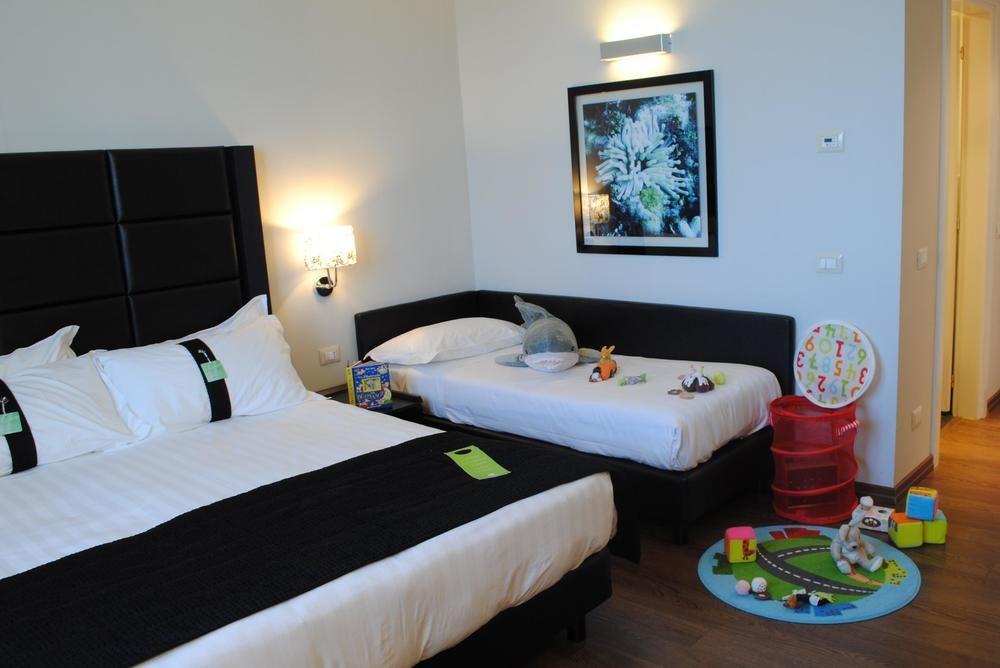 Holiday Inn Genoa City By Ihg Bagian luar foto