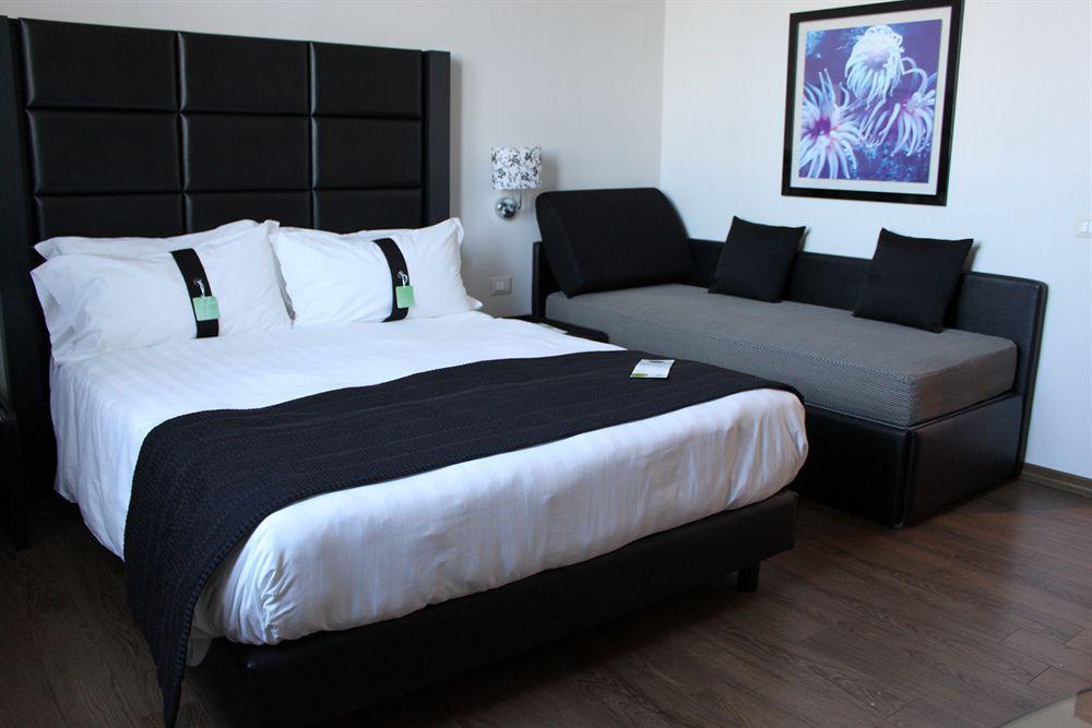 Holiday Inn Genoa City By Ihg Bagian luar foto