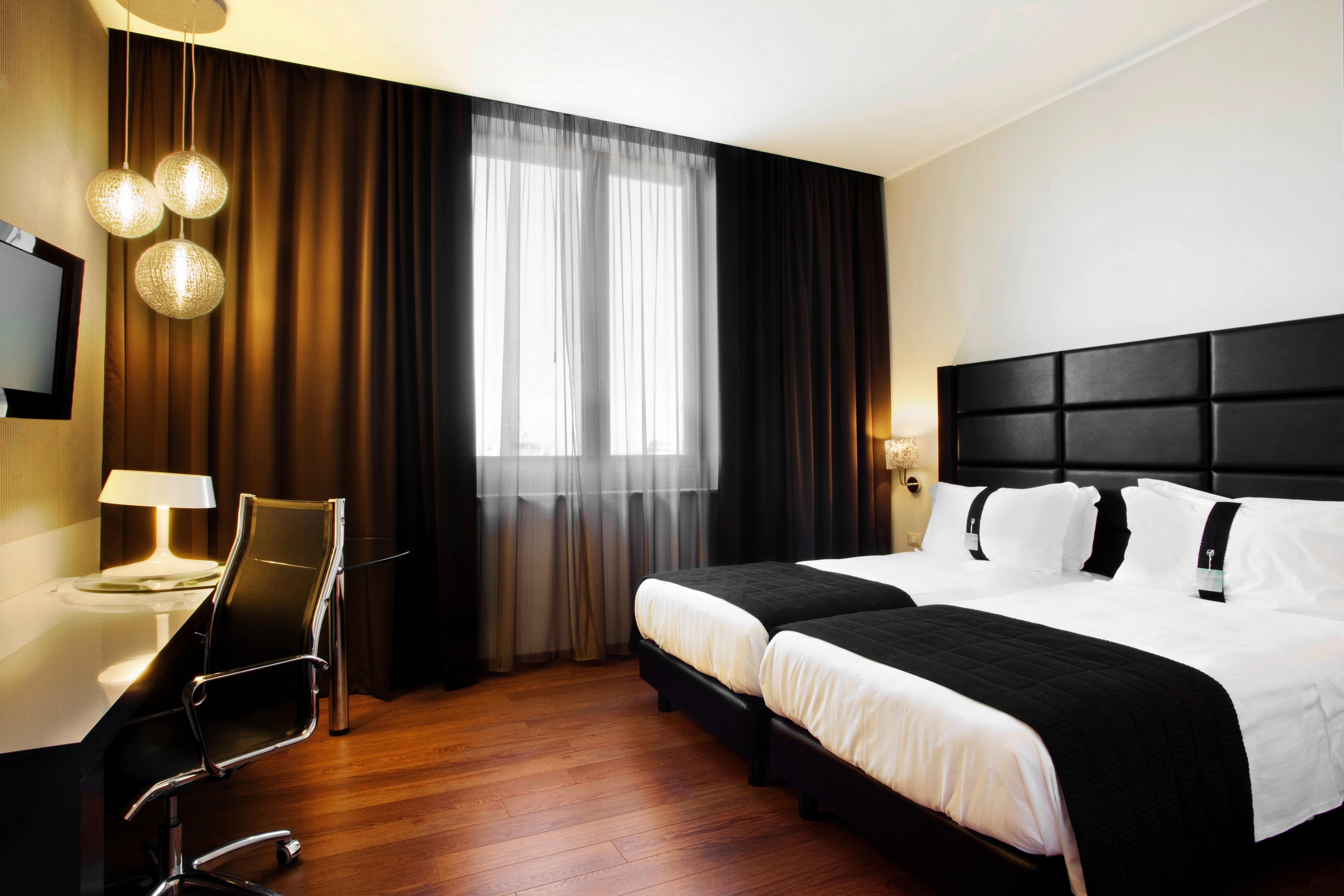 Holiday Inn Genoa City By Ihg Bagian luar foto