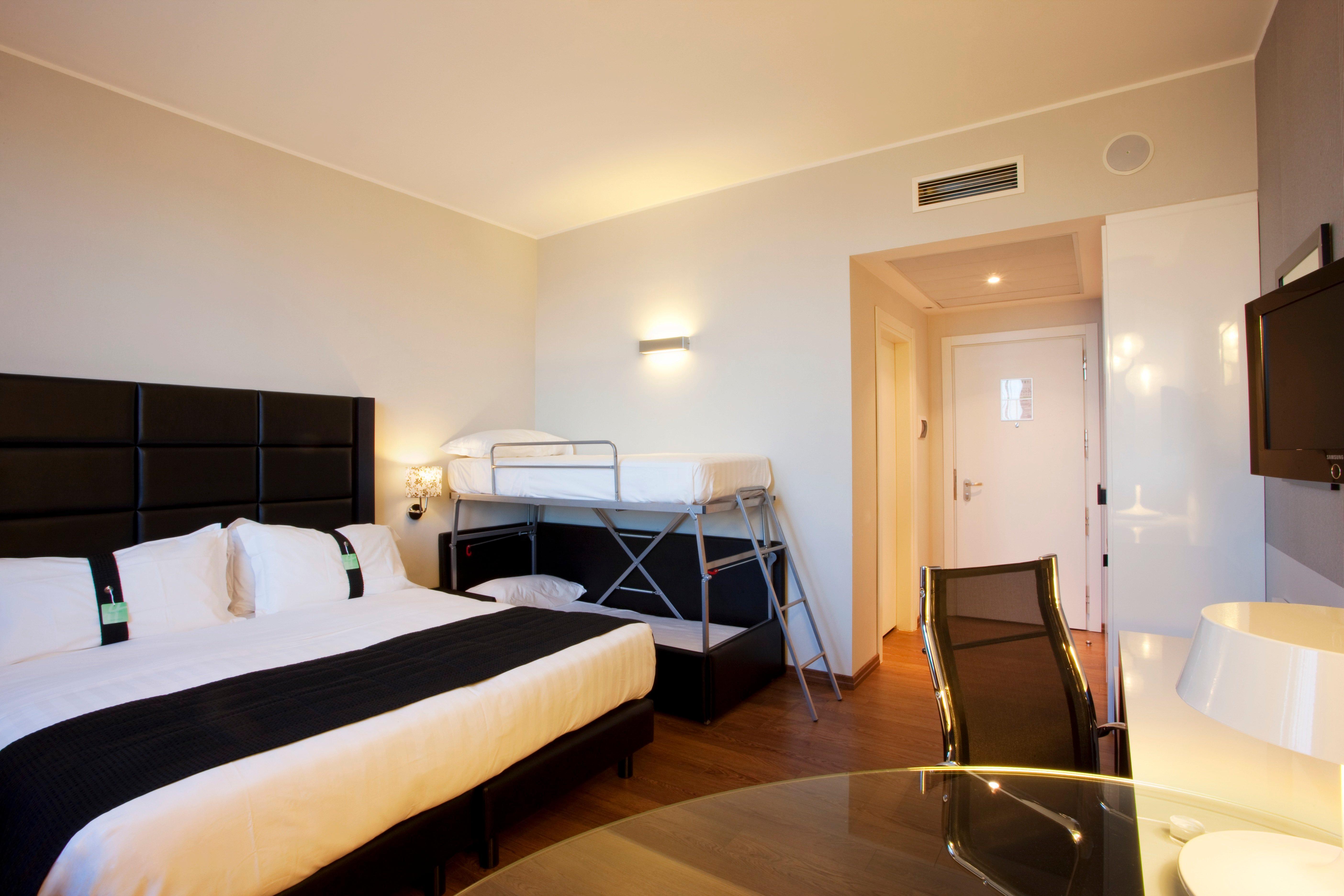 Holiday Inn Genoa City By Ihg Bagian luar foto