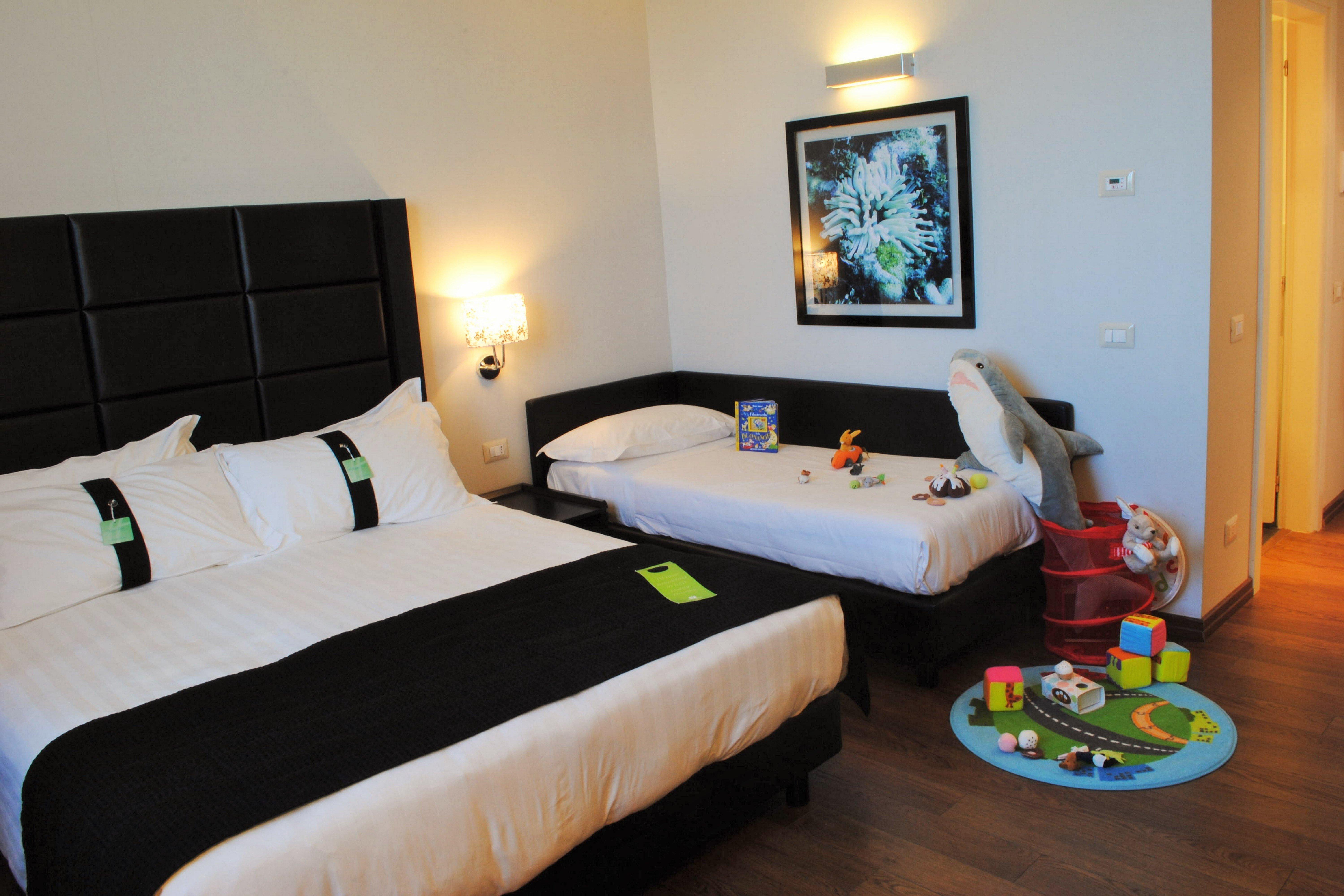 Holiday Inn Genoa City By Ihg Bagian luar foto