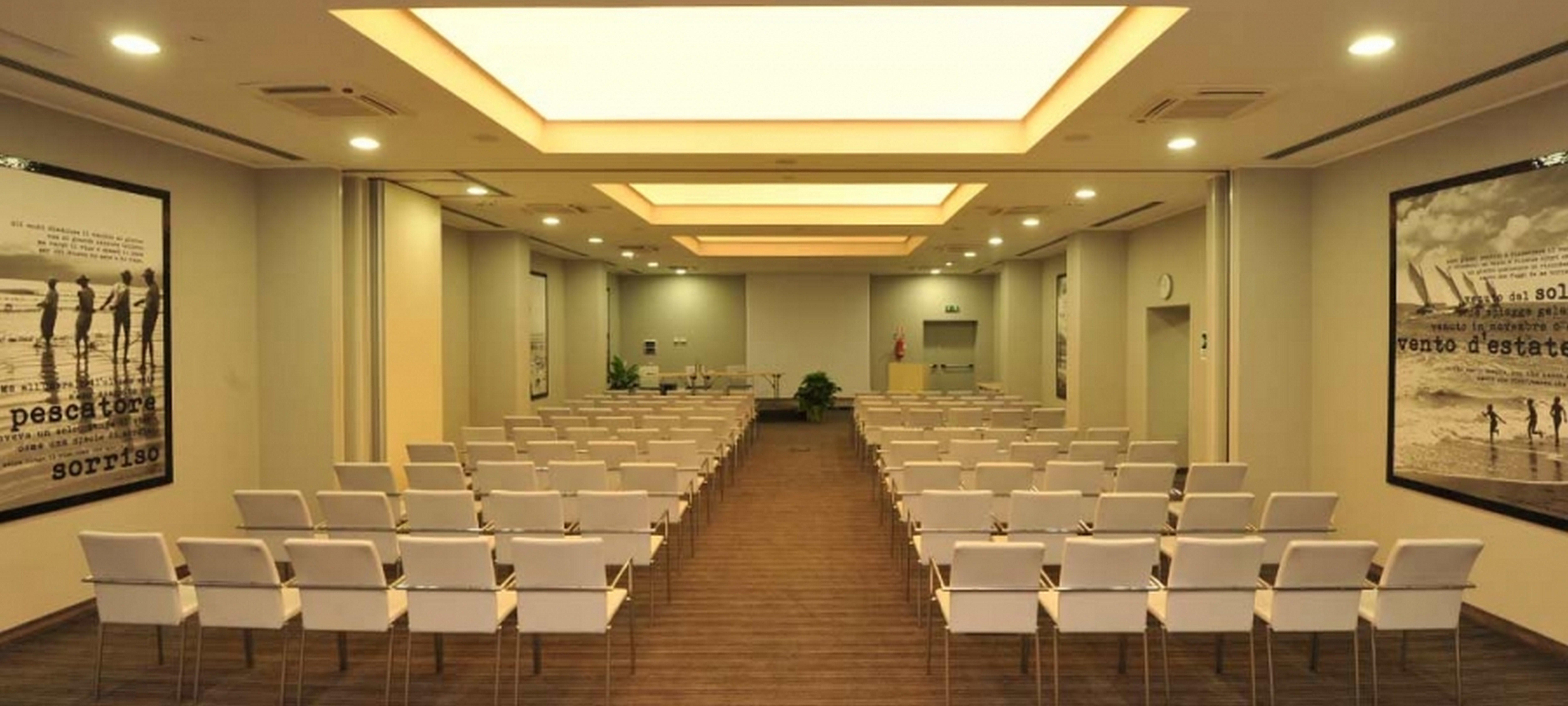 Holiday Inn Genoa City By Ihg Bagian luar foto
