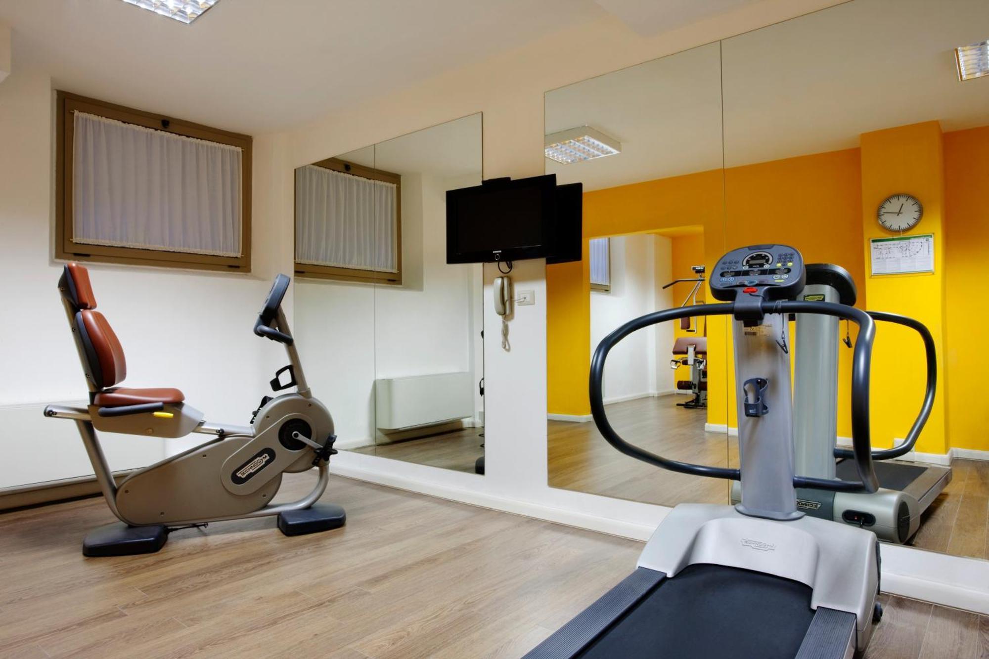 Holiday Inn Genoa City By Ihg Bagian luar foto