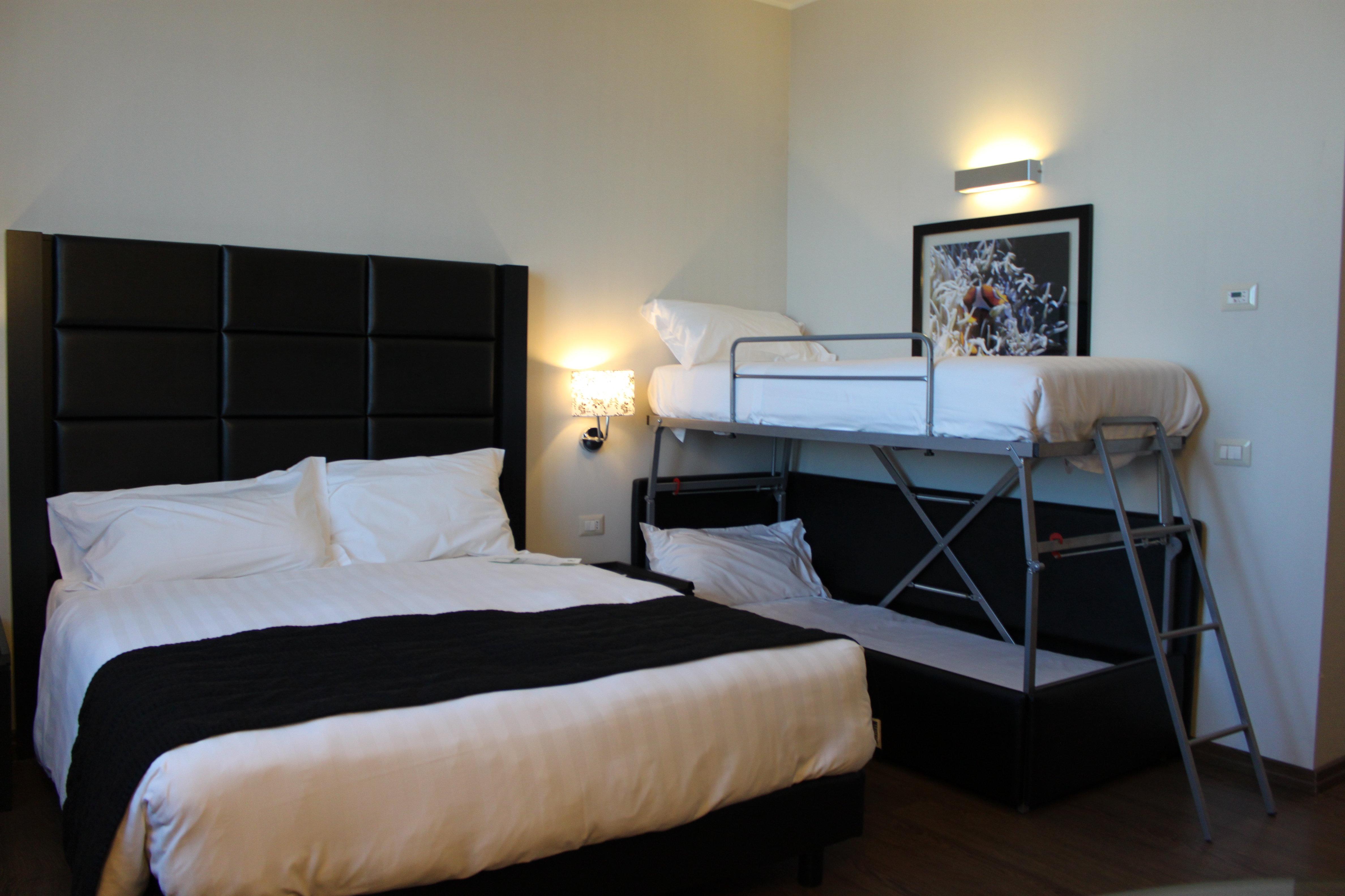 Holiday Inn Genoa City By Ihg Bagian luar foto