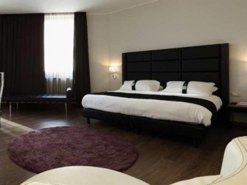 Holiday Inn Genoa City By Ihg Bagian luar foto