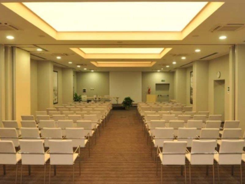 Holiday Inn Genoa City By Ihg Bagian luar foto